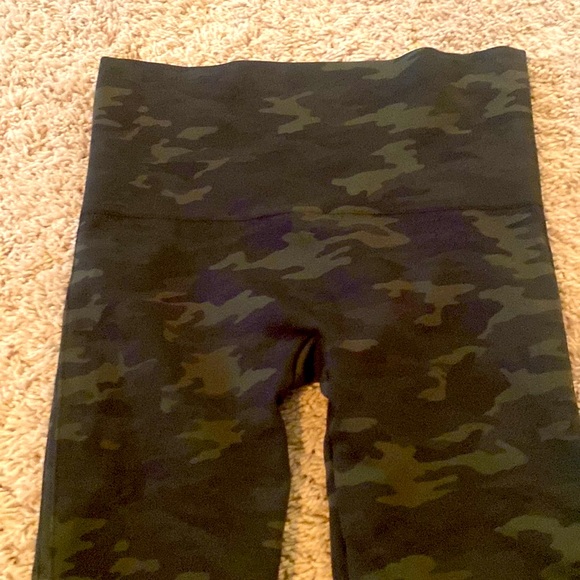 Spanx Green Camo spanx leggings size medium - Picture 2 of 5